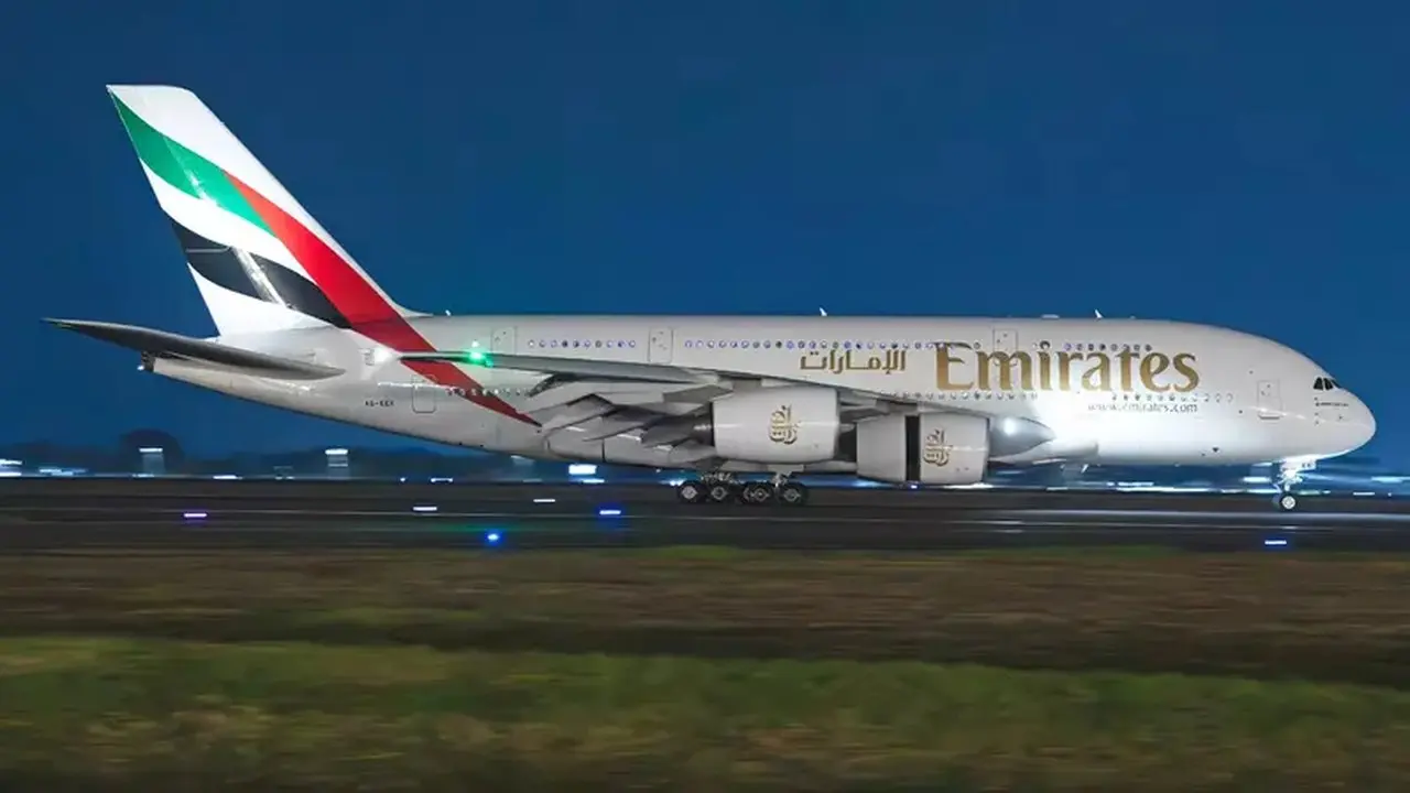 Airbus A380 Emirates Catat Sejarah di Jakarta untuk Pertama Kali