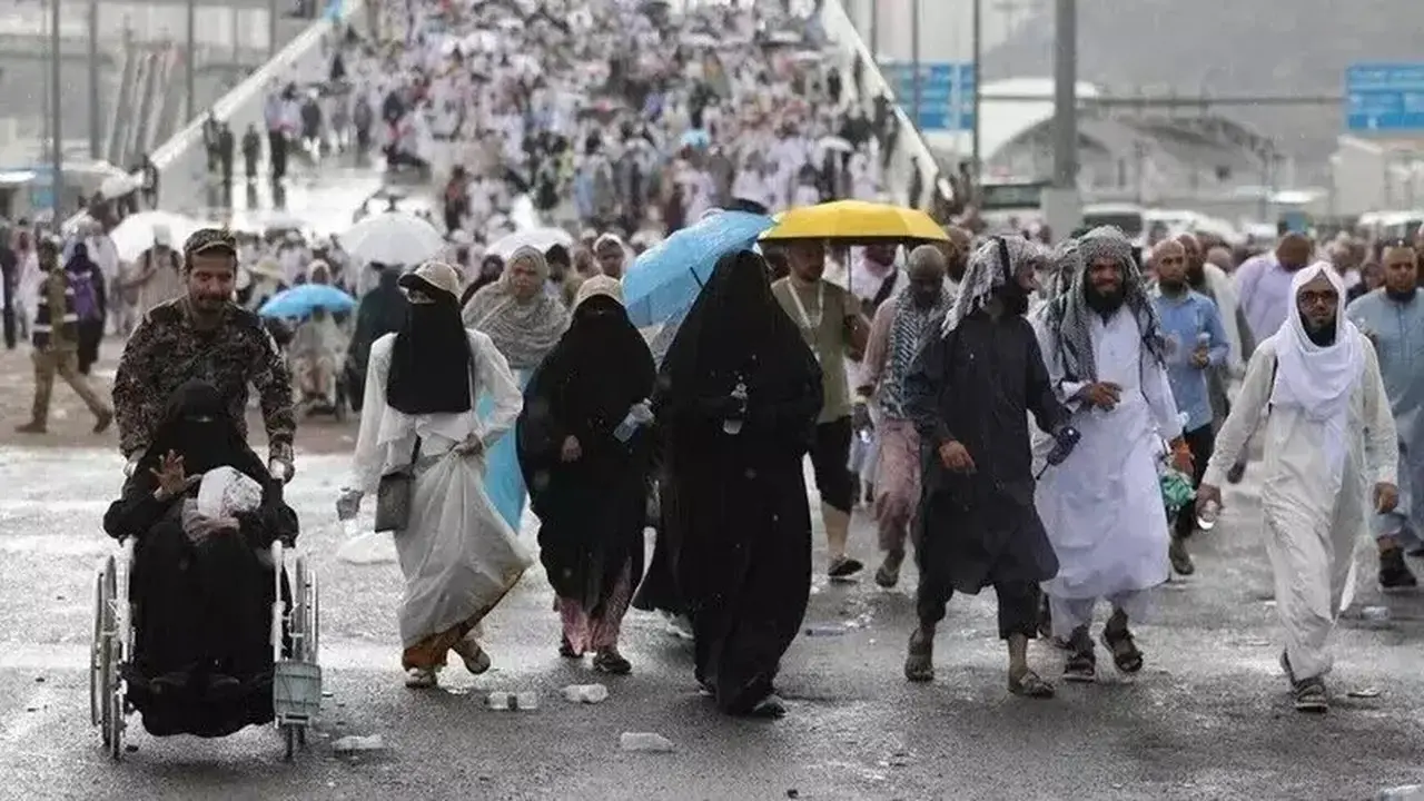 Badai Petir Guncang Mekkah: Menara Abraj Al-Bait Tersambar, Arab Saudi Keluarkan 'Red Alert'