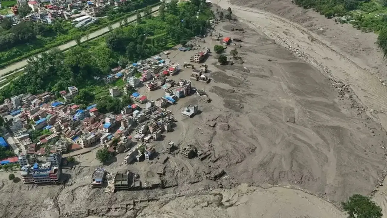 Banjir Bandang Himalaya Tewaskan 95 Orang, Ratusan Turis Asing Hilang