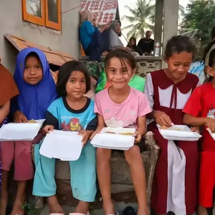 Baznas Distribusikan 1.900 Porsi Makanan Siap Saji untuk Korban Gempa Manggarai Timur