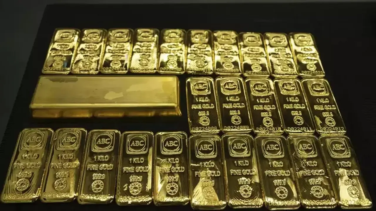 Emas Sentuh US$ 4.400, Analis Peringatkan Potensi Koreksi Pekan Ini