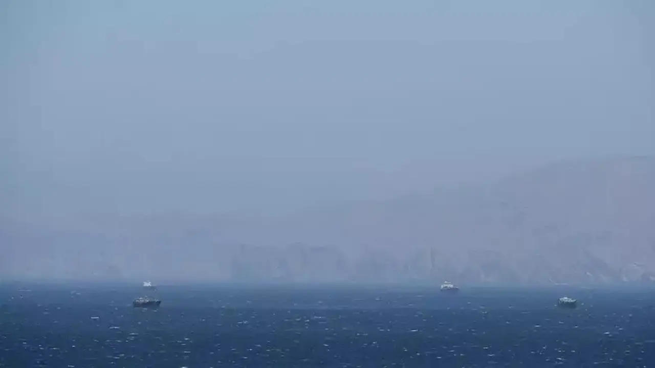 Iran Tegaskan Selat Hormuz Tetap Diblokir, Lalu Lintas Kapal Merosot