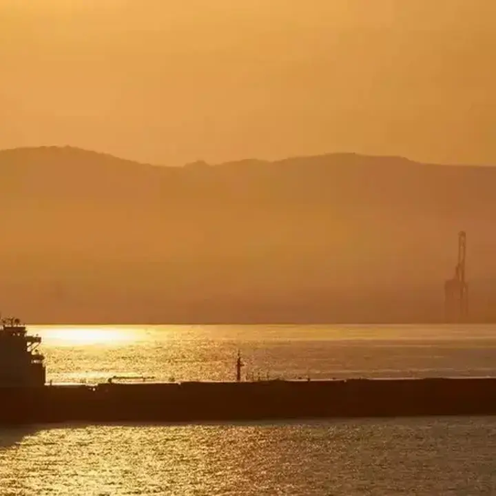 Kapal Tanker Terkena Proyektil Misterius di Selat Hormuz, Api Menyala