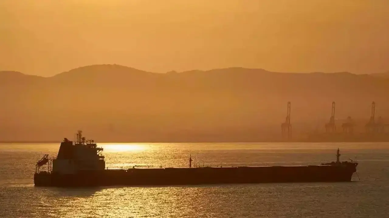 Kapal Tanker Terkena Proyektil Misterius di Selat Hormuz, Api Menyala