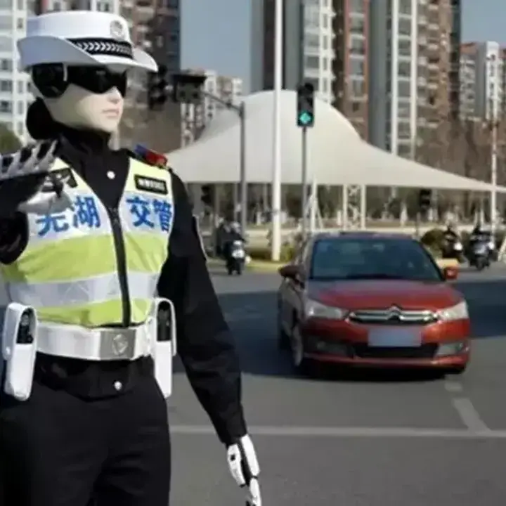 Robot Pengatur Lalu Lintas China: Bukan RoboCop Tapi Tetap Canggih