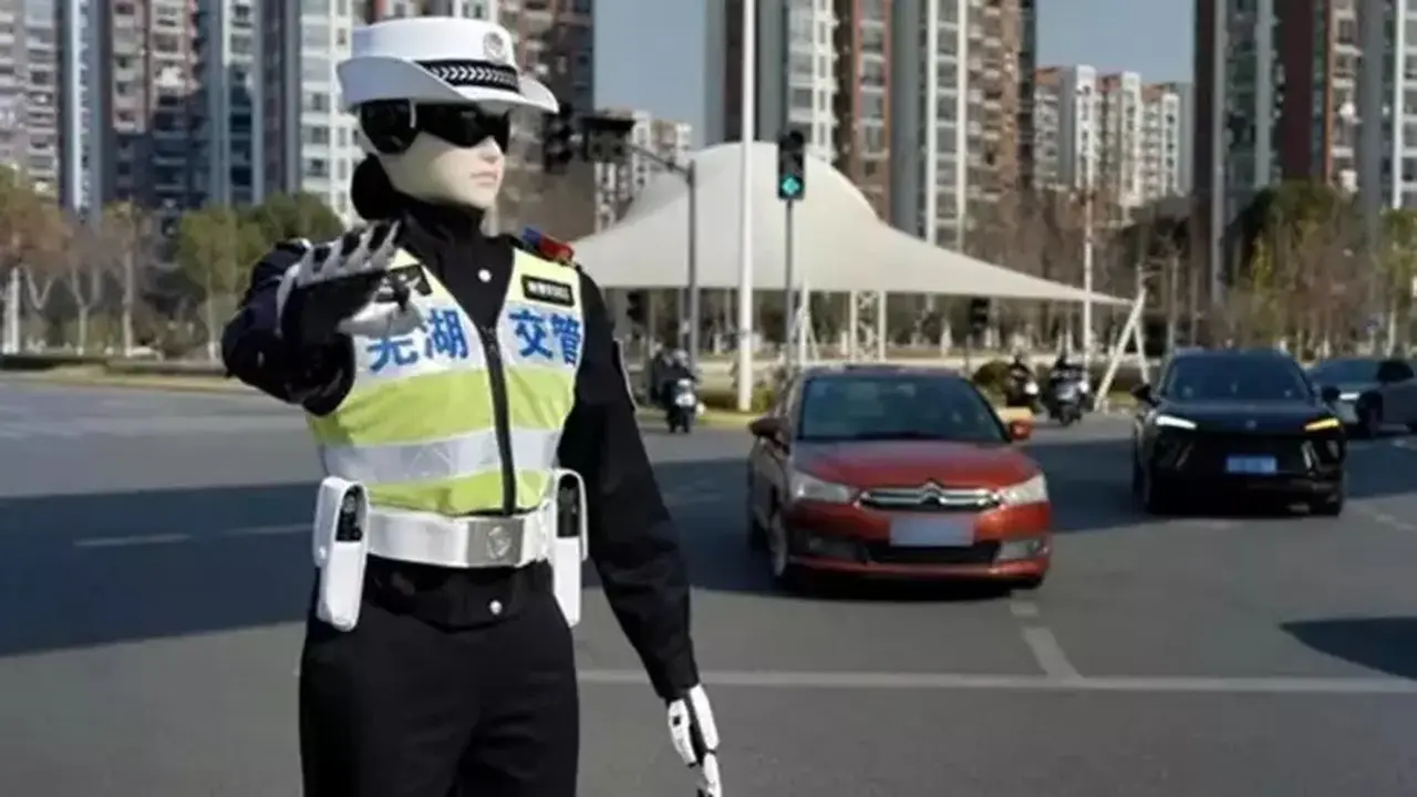 Robot Pengatur Lalu Lintas China: Bukan RoboCop Tapi Tetap Canggih