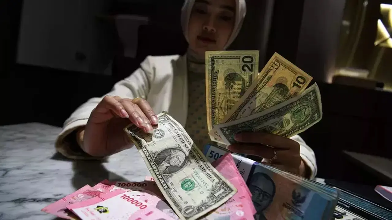 Rupiah Melemah Terhadap Dolar AS di Awal Perdagangan Selasa