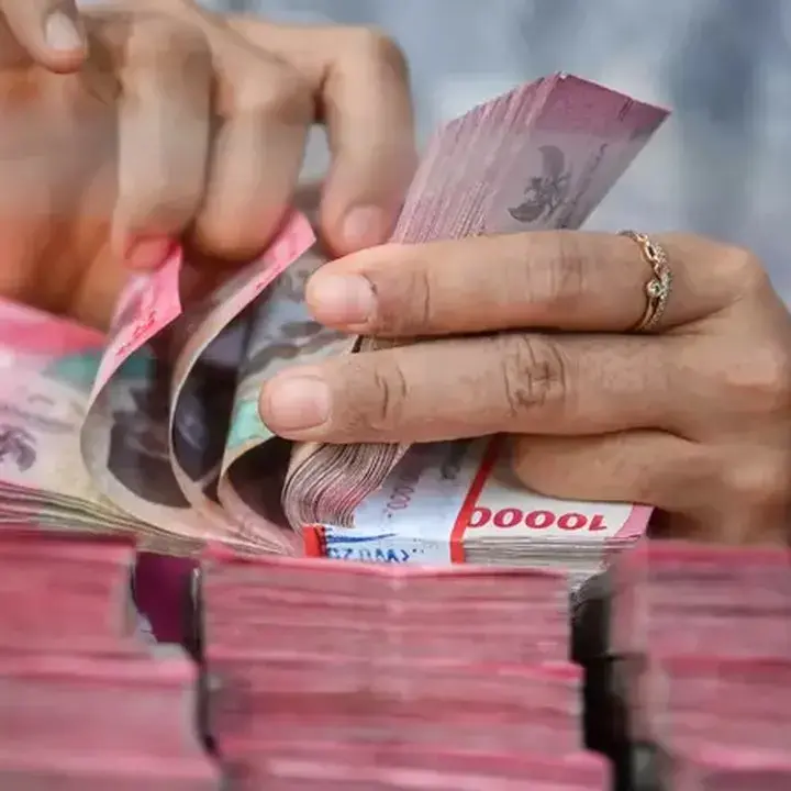 Rupiah Menguat Tipis Pekan Ini, Analis Proyeksi Fluktuatif ke Depan