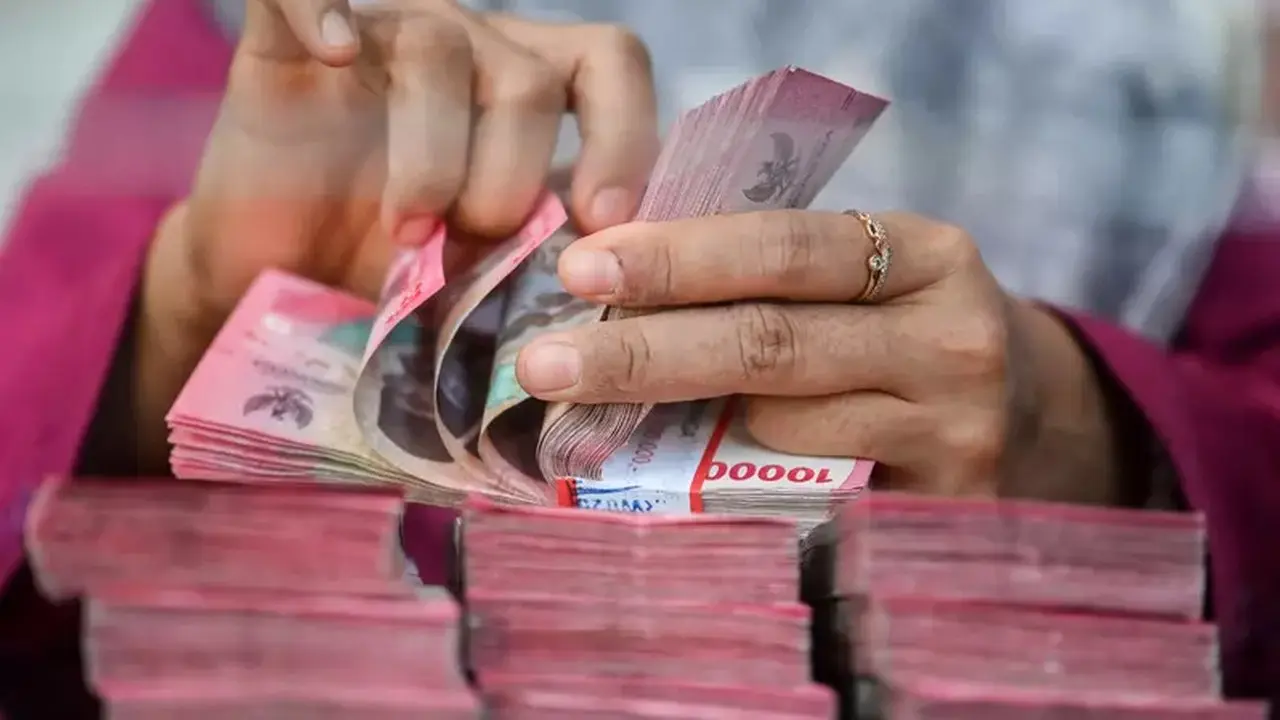 Rupiah Menguat Tipis Pekan Ini, Analis Proyeksi Fluktuatif ke Depan