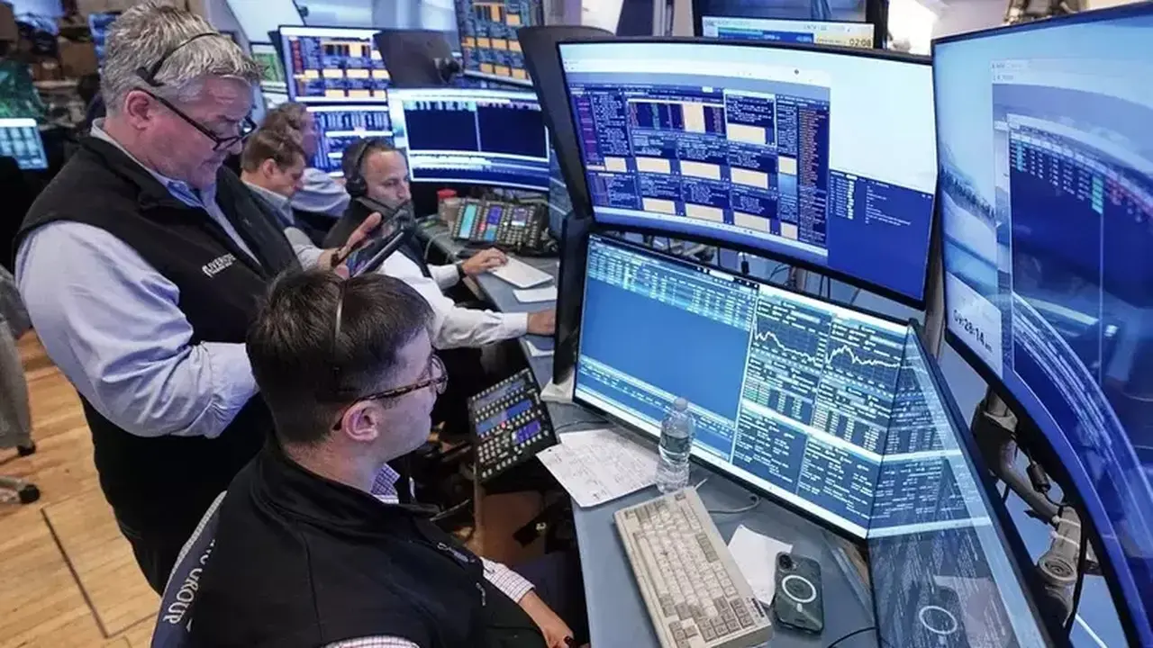 Saham Chip Anjlok, Wall Street Bergerak Bervariasi