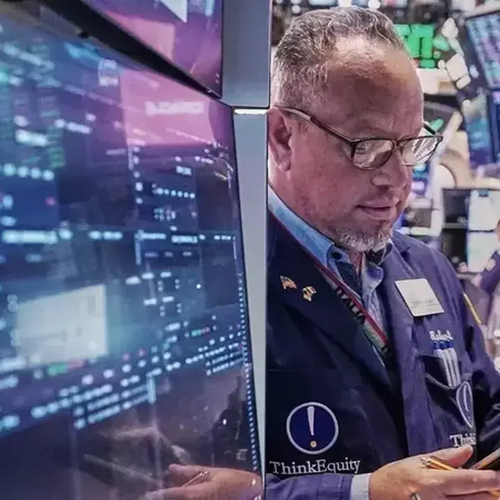 Saham Wall Street Merah, Harga Minyak Mentah Naik Signifikan