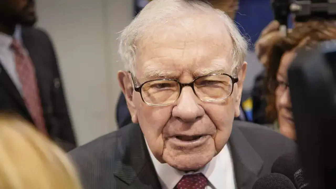 Warren Buffett: Ubah Gejolak Pasar Saham Jadi Peluang Cuan Jangka Panjang