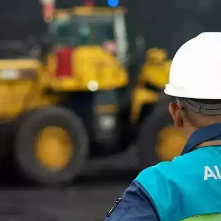 Analisis KB Valbury dan Pluang Maju: Rekomendasi Beli Saham ADRO dengan Target Berbeda