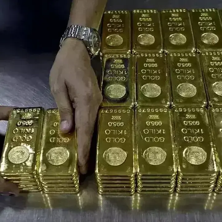 Dolar AS Menguat, Harga Emas Anjlok ke Level Terendah