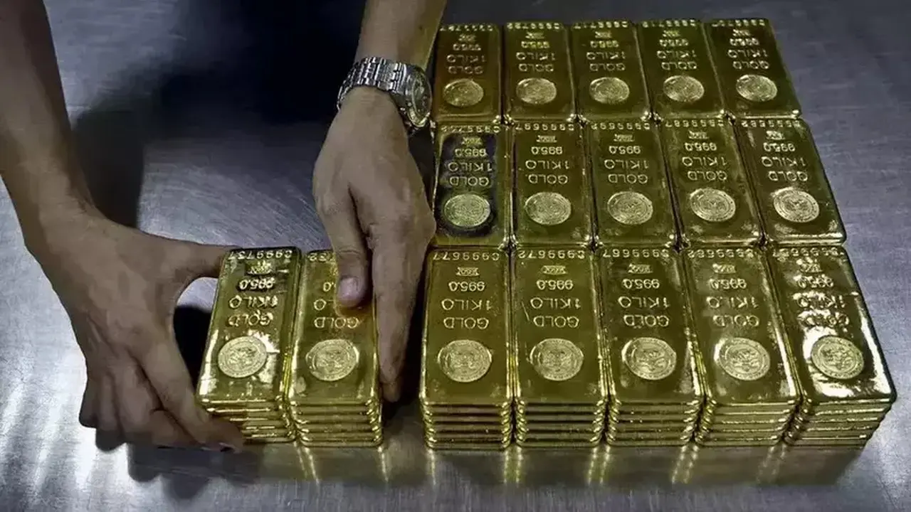 Dolar AS Menguat, Harga Emas Anjlok ke Level Terendah