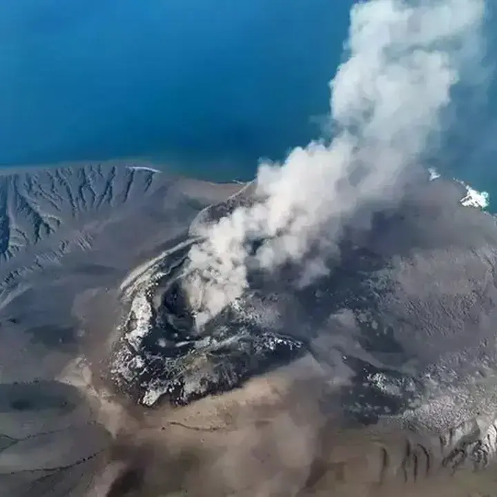 Dua Pulau Baru Muncul di Sekitar Krakatau Pasca Erupsi