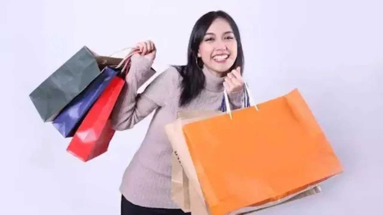 Fenomena Doom Spending: Saat Gen Z Terjebak Godaan Self-Reward dan Utang