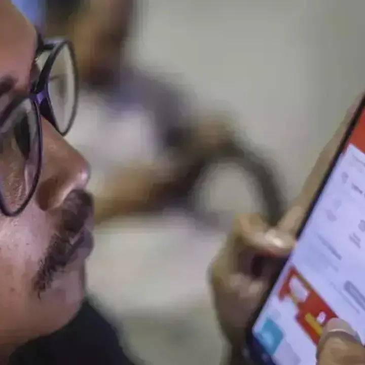 Generasi Z Terjerat Paylater, OJK Ungkap Risiko Kredit Macet