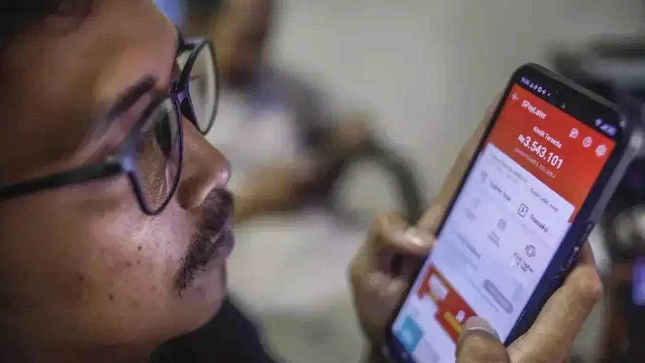 Generasi Z Terjerat Paylater, OJK Ungkap Risiko Kredit Macet