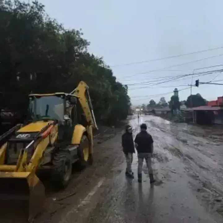 Jalan Solok-Padang Lancar Kembali Usai Banjir Bandang