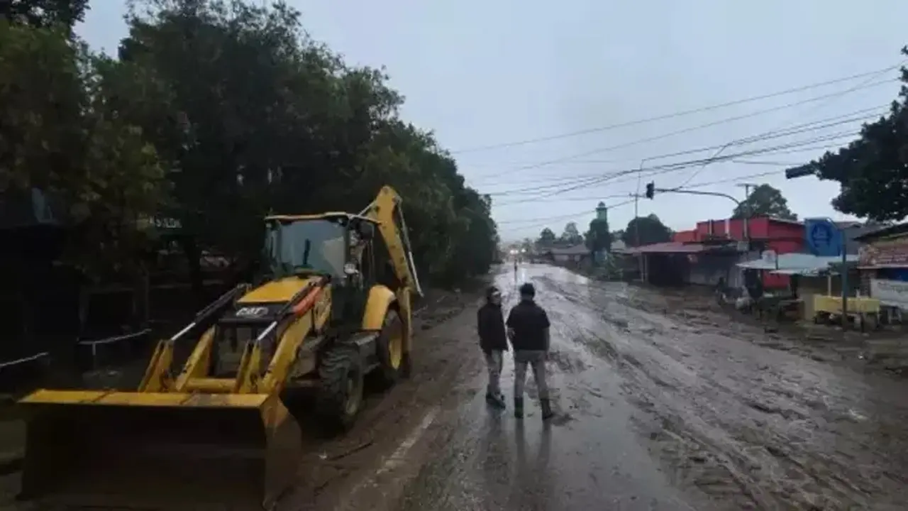 Jalan Solok-Padang Lancar Kembali Usai Banjir Bandang