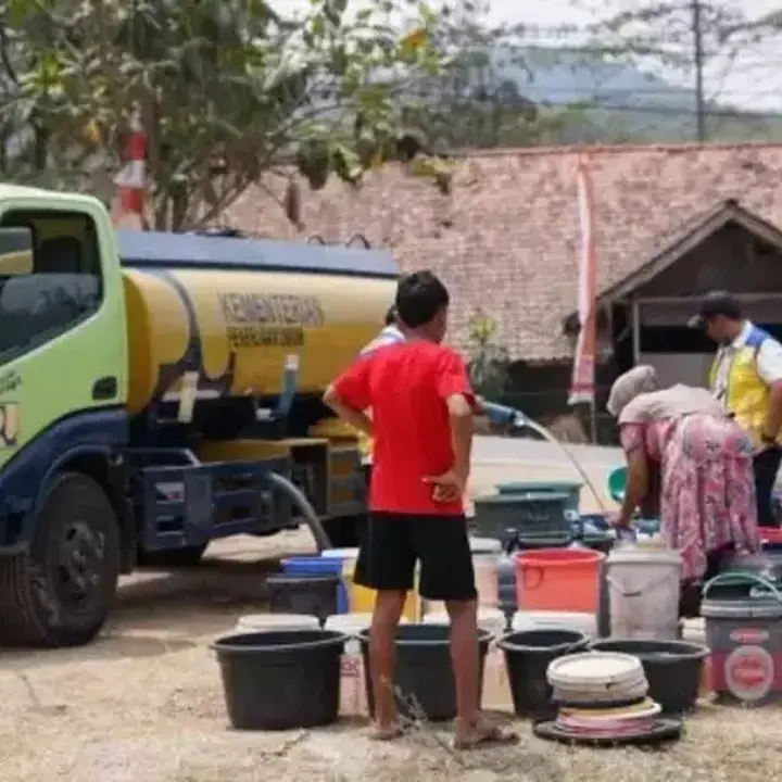 Kementerian PUPR Salurkan Ratusan Ribu Liter Air Bersih untuk Atasi Kekeringan di Jawa Barat