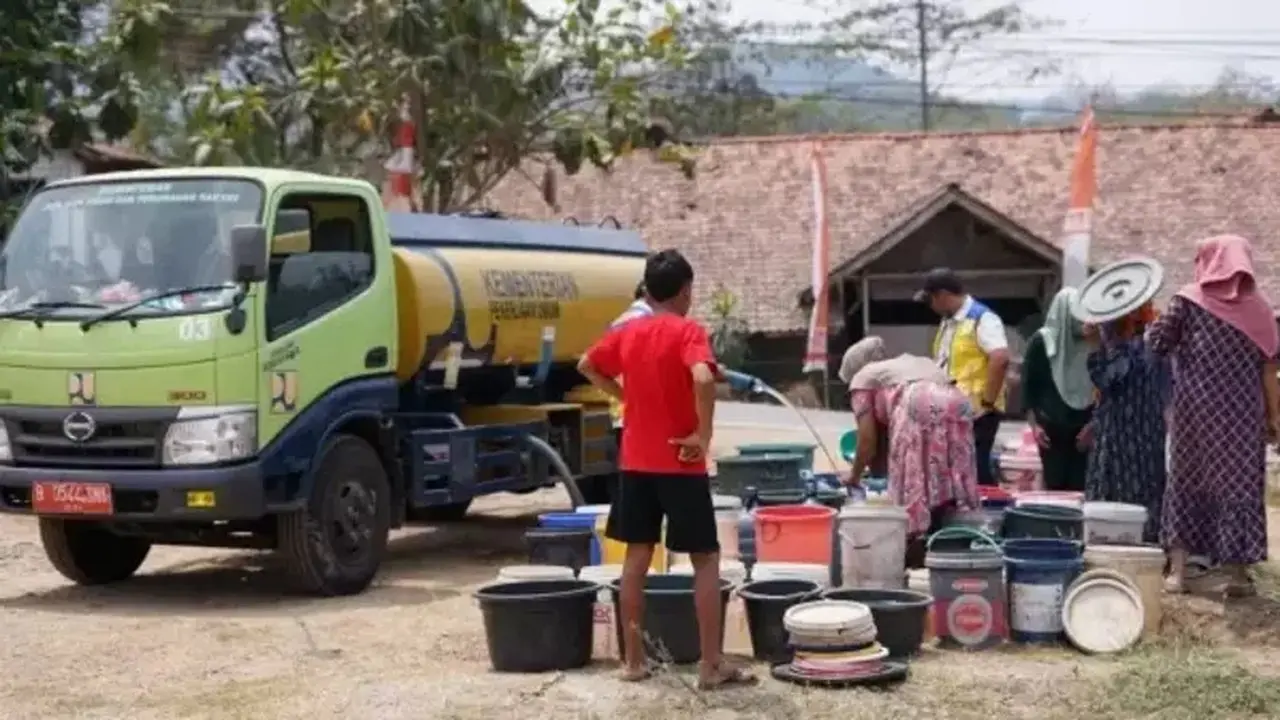 Kementerian PUPR Salurkan Ratusan Ribu Liter Air Bersih untuk Atasi Kekeringan di Jawa Barat
