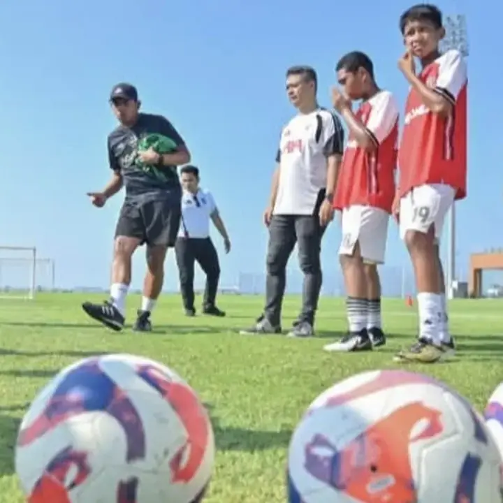 Legenda Liverpool FC Berbagi Ilmu Sepak Bola dengan Anak Disabilitas di Bali