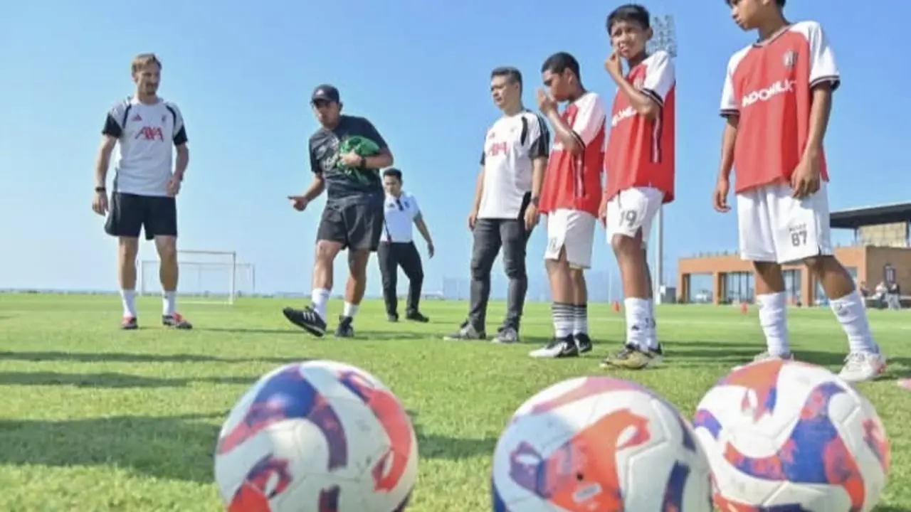 Legenda Liverpool FC Berbagi Ilmu Sepak Bola dengan Anak Disabilitas di Bali