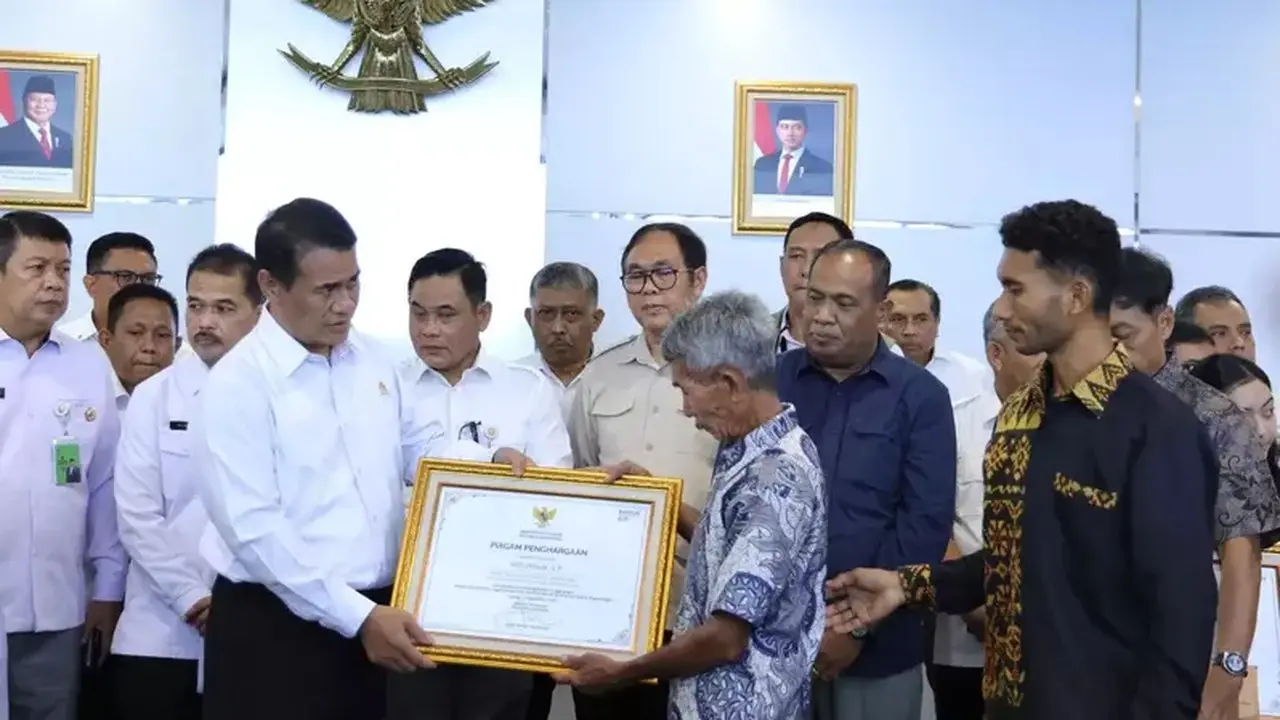 Mentan Amran Beri Dukungan Penuh Keluarga Tiga Pegawai Pertanian yang Gugur di Papua