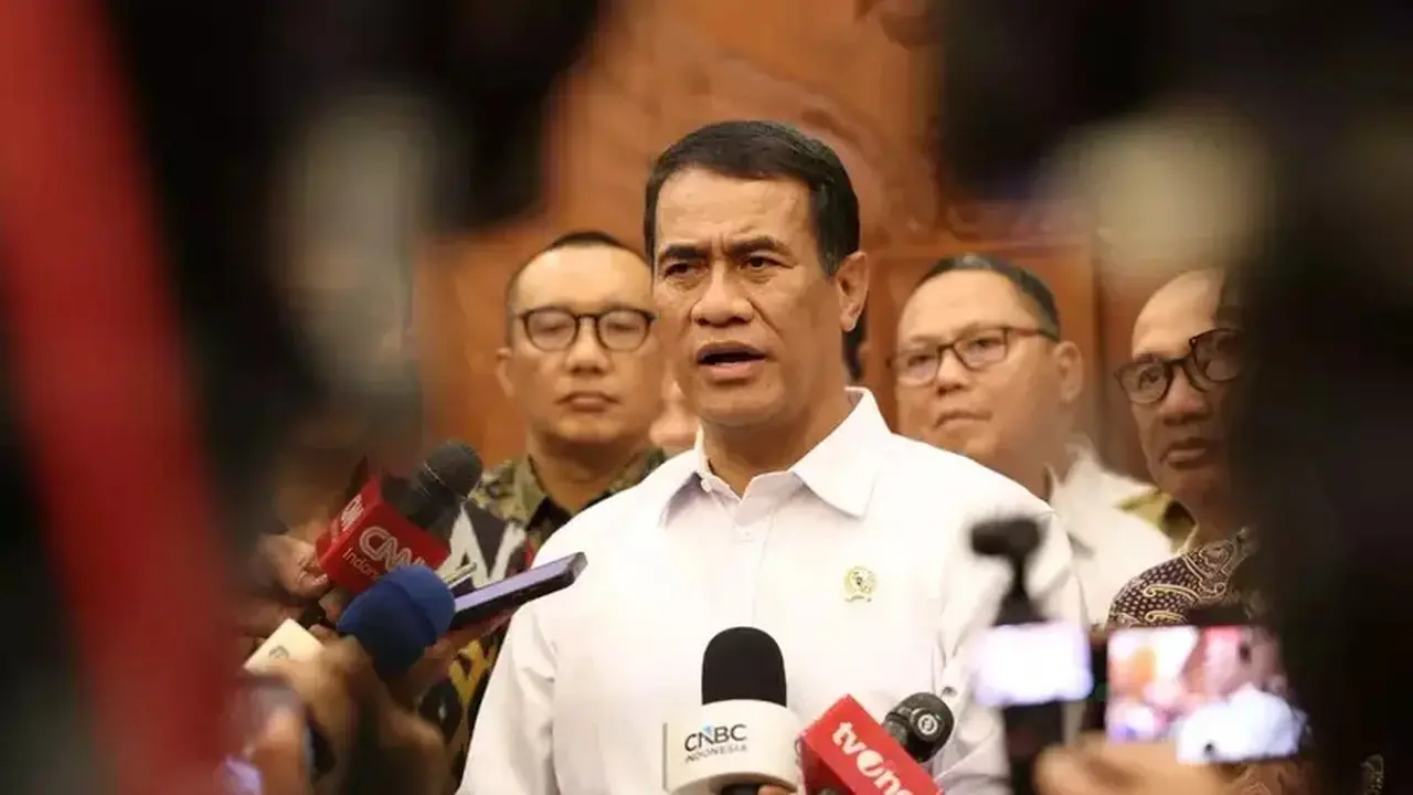 Mentan Amran Perintahkan Bulog Tiga Kali Lipat Stok Beras Premium untuk Ritel