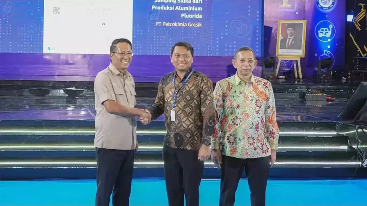 Petrokimia Gresik Sulap Limbah Silika Jadi Bahan Penyaring Asam Sulfat, Hemat Ratusan Juta Rupiah