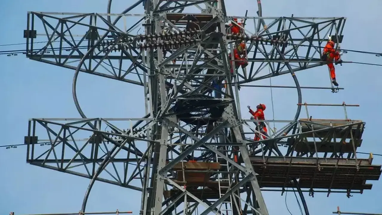 PLN Siapkan Infrastruktur Listrik 25.000 MW untuk Data Center di 2034