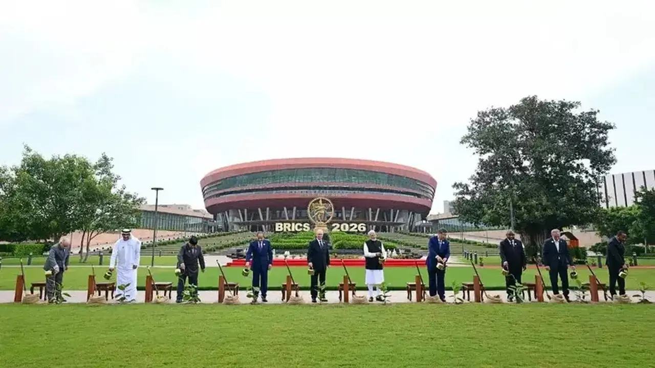 Prabowo Ikut Tanam Pohon Banyan Simbol Komitmen Lingkungan di KTT BRICS