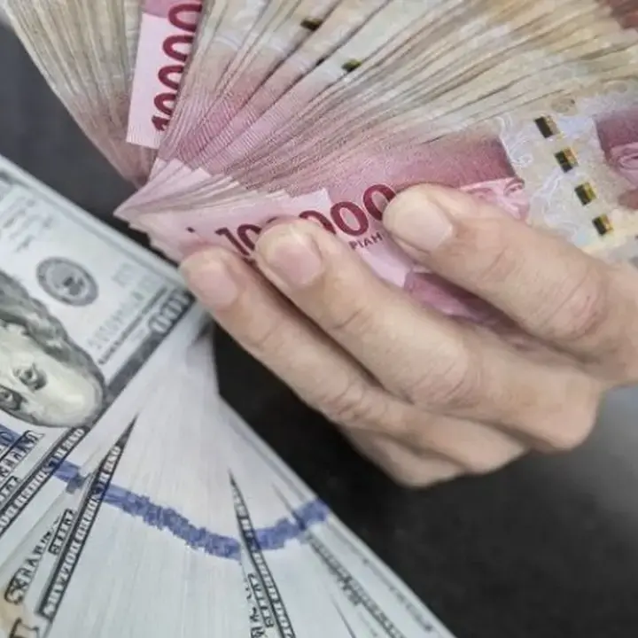 Rupiah Diprediksi Terus Melemah Akibat Sentimen Global dan Domestik