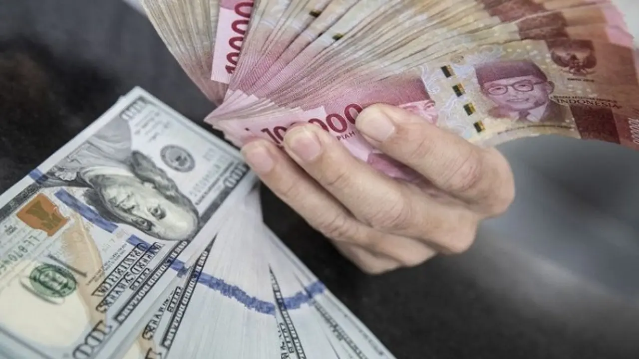 Rupiah Diprediksi Terus Melemah Akibat Sentimen Global dan Domestik