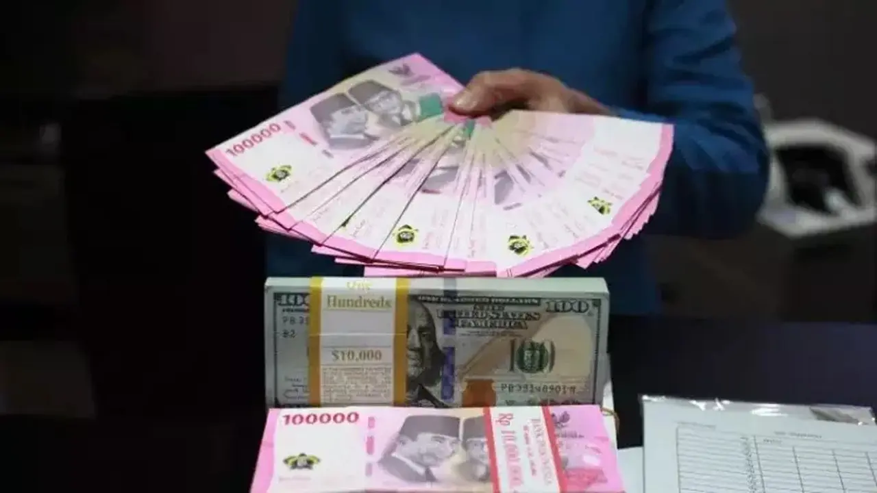 Rupiah Tertekan, Diprediksi Melemah Akibat Minyak Dunia dan Kebijakan The Fed