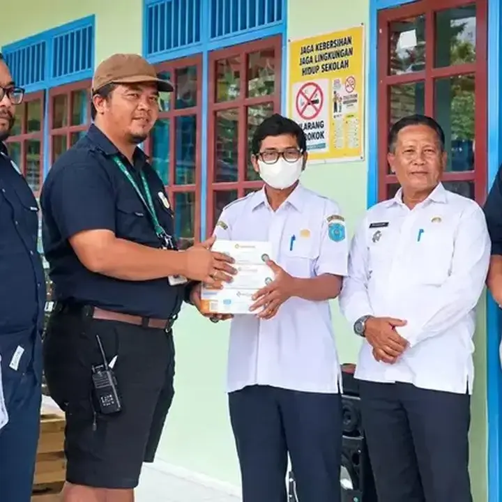 TAPG Bagikan Susu dan Masker untuk Pelajar Lamandau di Tengah Kabut Asap Karhutla