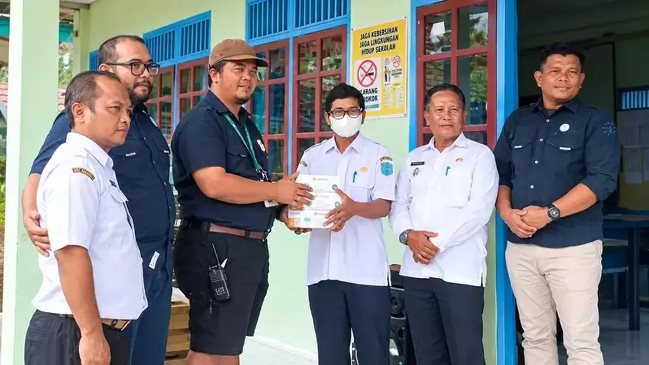TAPG Bagikan Susu dan Masker untuk Pelajar Lamandau di Tengah Kabut Asap Karhutla