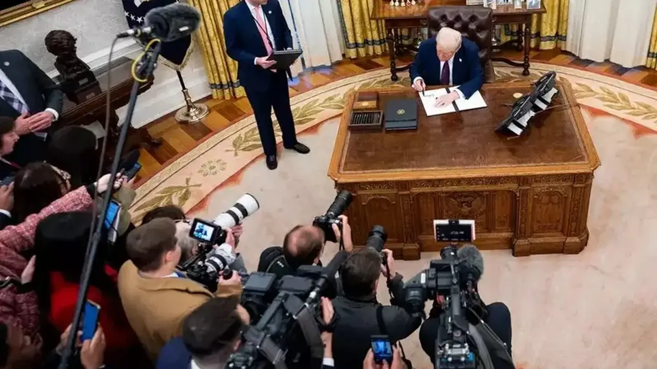 Tiga Media AS Gugat Trump atas Pencabutan Akreditasi Peliputan
